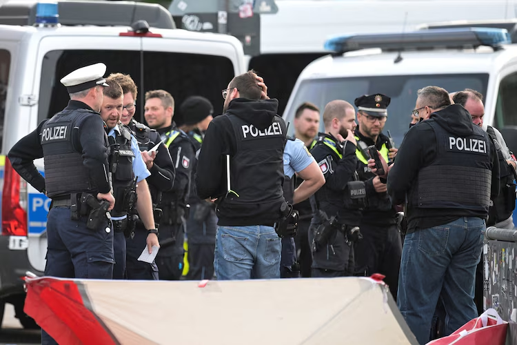Knife Attack at Hamburg Train Station Leaves 12 Injured, Suspect in Custody 1 image 39