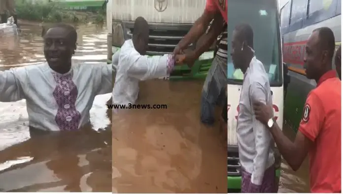 Captain Smart nearly drown while reporting on floods 1