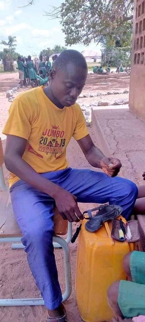 The multi-talented teacher offering free service in Busunu 3