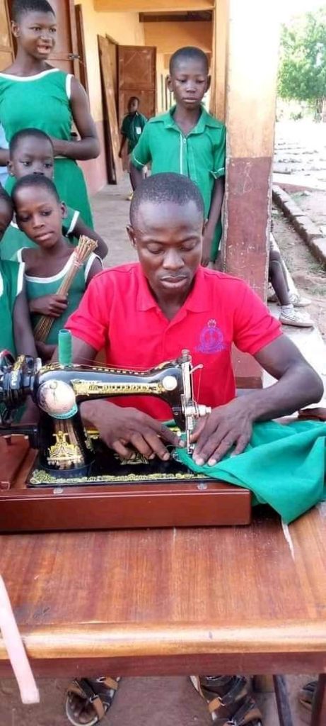 The multi-talented teacher offering free service in Busunu 4