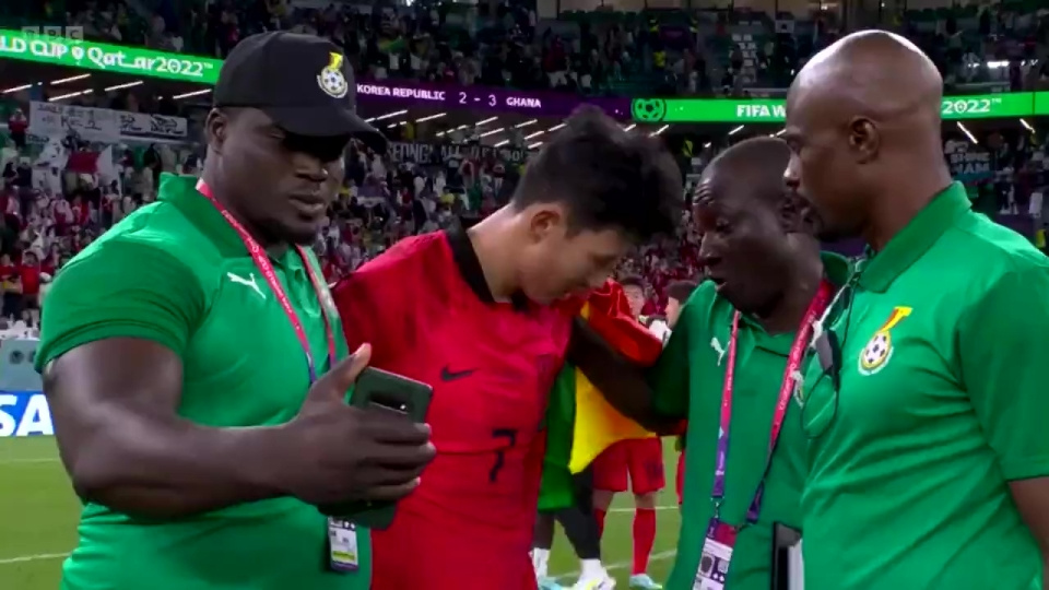 Ghana coach takes selfie with crying Son Heung-min after defeat 1
